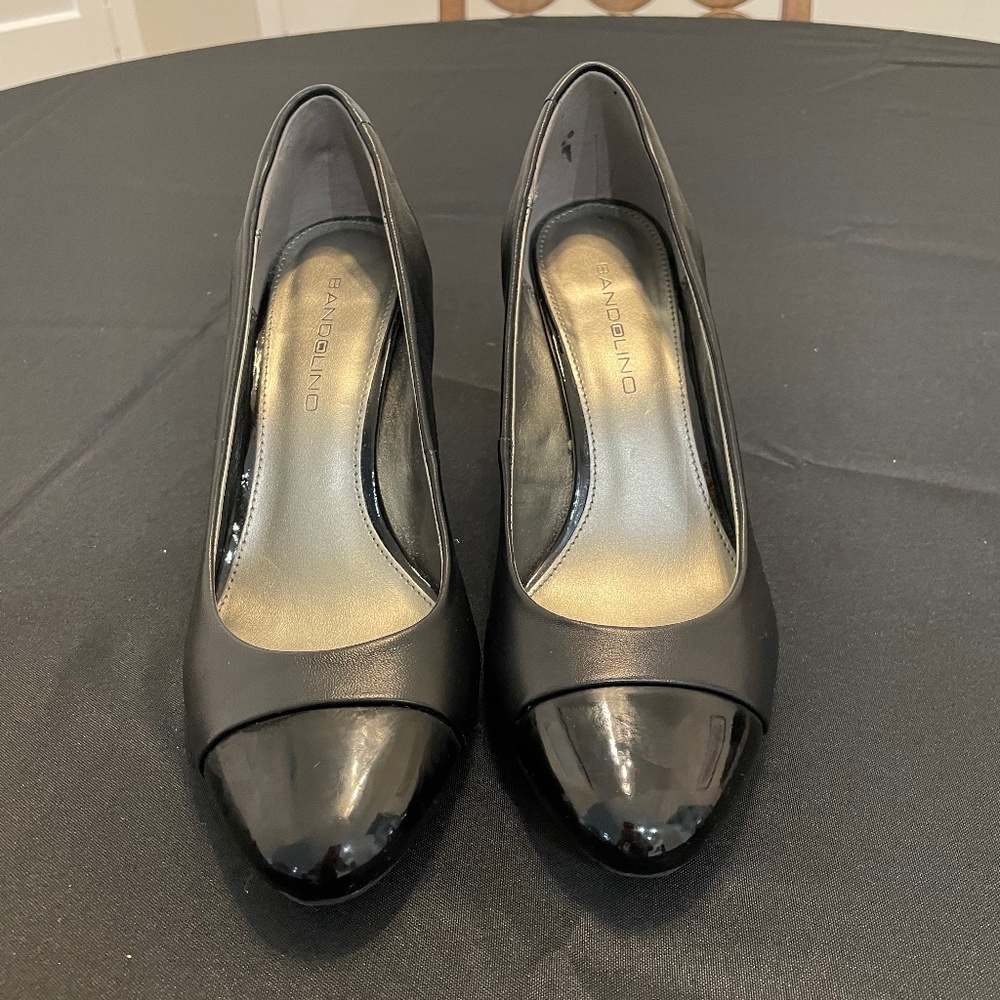 Black pumps